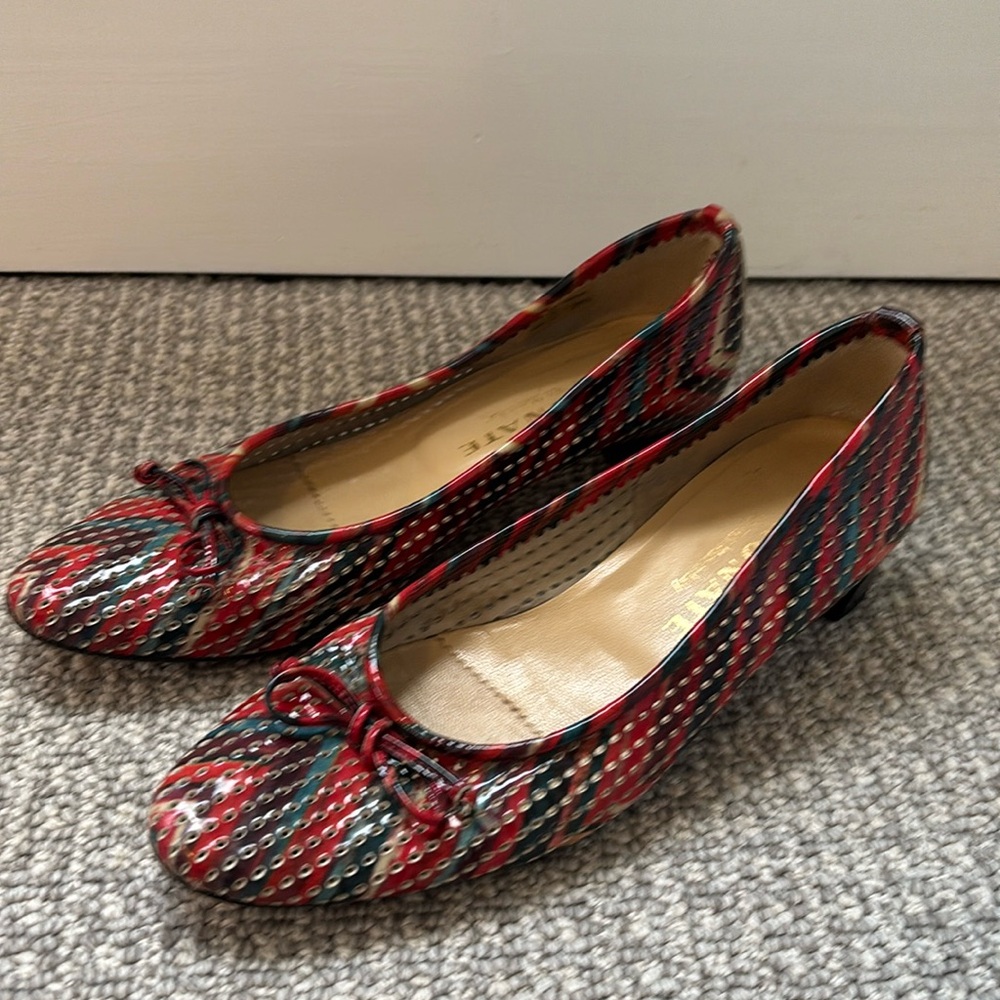 Brunate multicolor perforated heels with bows